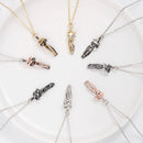 💞 Colar Abraço Eterno™ – A conexão que atravessa o tempo Um símbolo puro de amor, união e presença.